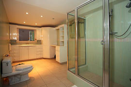 Master bedroom en suite bathroom - click to enlarge